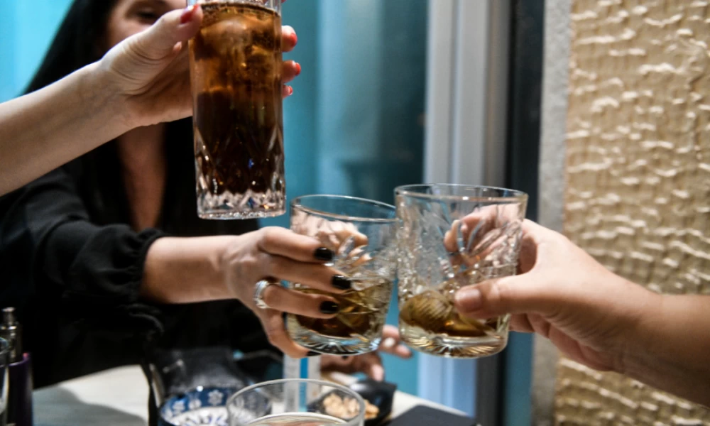 Χαλκιδική: 10.000 πρόστιμο σε μπαρ για εξυπηρέτηση όρθιων πελατών